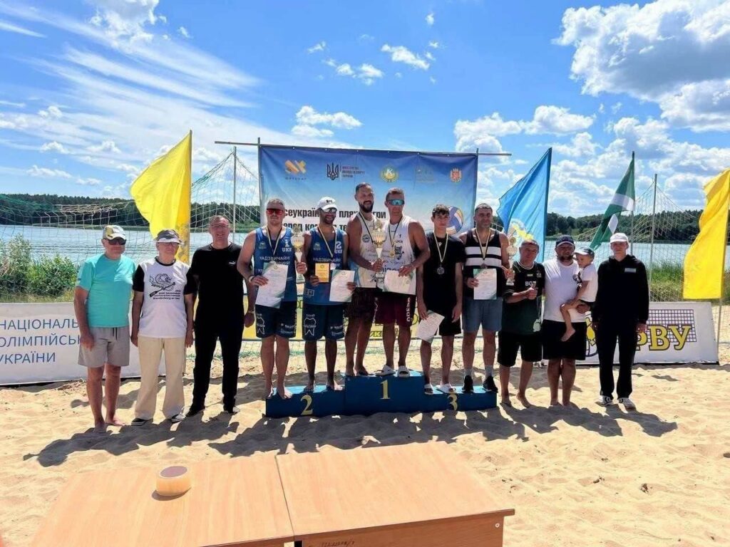 Волейболісти з Ладижинської громади вибороли «бронзу» Всеукраїнських пляжних ігор