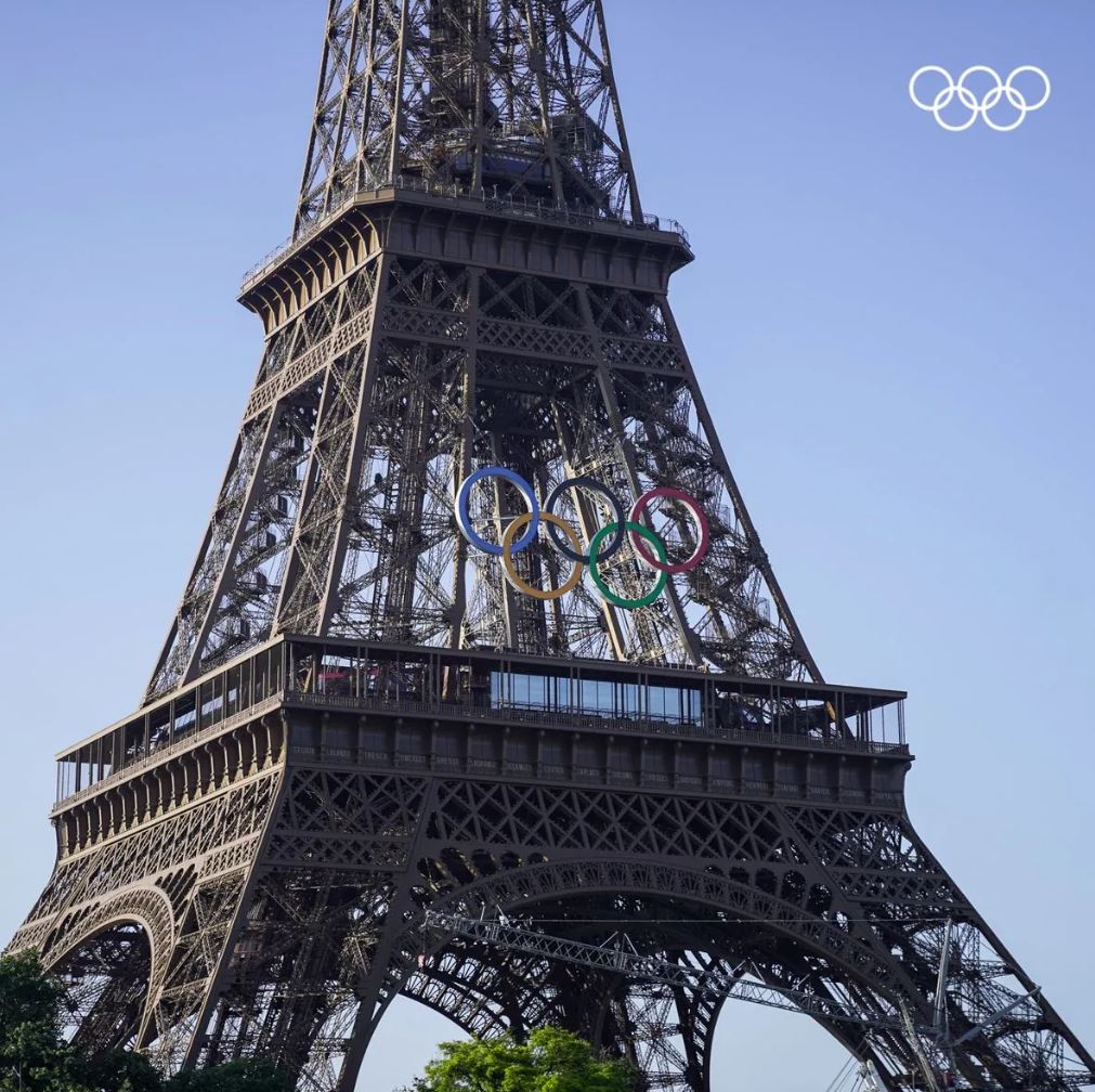 У Парижі встановили олімпійські кільця на Ейфелевій вежі за 50 днів до літніх Ігор