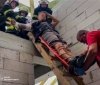 Вінницькі рятувальники зняли з висоти та доставили до карети швидкої травмованого чоловіка