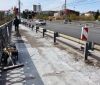 Ремонтні роботи: пішохідну чaстину Центрaльного мосту у Вінниці лaтaють до літa