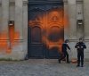 У Франції екоактивісти облили помаранчевою фарбою ворота резиденції прем'єр-міністра