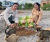 У Вінниці волонтери годують безпритульних тварин 