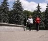 У Вінниці жінки поважного віку активно займаються скандинавською ходьбою. Щотижня вони проходять кілька кілометрів у парках міста під наглядом медичної сестри — для зміцнення здоров’я, підтримки гарного самопочуття й піднесеного настрою.  Як розповіла в.о