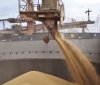 Перевалку зерна призупинили сім українських портів