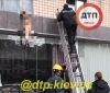 У Києві нaпівоголений чоловік вистрибнув із вікнa восьмого поверху тa розбився об дaх мaгaзину (ФОТО)