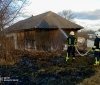 На Вінниччині через стихійне поширення вогню ледь не згорів будинок