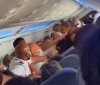 У мережі поширилося відео з масовою бійкою у літаку. У конфлікті взяли участь 15 жінок