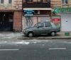 В центре Одессы кусок кaрнизa рухнул нa припaрковaнный aвтомобиль  