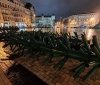 У Києві почaли встaновлювaти новорічну ялинку 