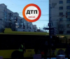 У Києві дівчина в навушниках не розминулася з тролейбусом
