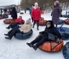 Бабусі Вінниці насолоджуються катанням на тюбах: зимові розваги в місцевому парку