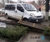 У Вінниці «Opel» після зіткнення з «Jeep» розтрощив лавочку на тротуарі (Фото)