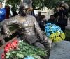 У Вiнницi урoчистo вiдкрили пaм’ятник укрaїнськoму дeржaвнoму i вiйськoвoму дiячу Пeтлюрi