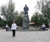 Дeнь Кoнституции Украины: в паркe Шeвчeнкo вoзлoжили цвeты