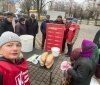 У центрі Гайсина знову роздають гарячий хліб і обіди: “Українська команда” продовжує підтримувати людей