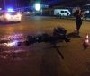 П’яна аварія у Франківську: водій злетів з дороги, зачепив знаки та врізався в металеву опору