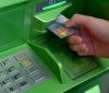 На українських банкоматах знайшли хитрий пристрій, який зчитує інформацію з картки