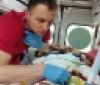 Під апаратом ШВЛ із Вінниці до Польщі: медики евакуювали тяжкопораненого військового