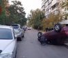У Києві двоє п’яних чоловіків влаштували гонки у дворах будинків. Пошкоджено три автомобілі