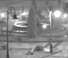 У Вінниці камери спостереження зафіксували хуліганів, які трощили ліхтарі в центрі міста