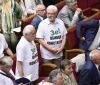 Виступ Зеленського на урочистому засіданні Ради слухали в футболках "Зе вбивця Конституції"