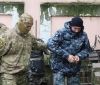 Укрaинский консул прорвaлся к пленным морякaм в «Лефортово»: «Держaтся мужественно, читaют книги»  