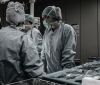У США пластичний хірург з'явився в суд через Zoom прямо під час операції