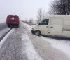 На Вінниччині дві вантажівки та мікроавтобус не змогли подолати крутий підйом на дорозі