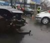 В результаті лобового зіткнення двох автомобілі у Києві постраждало двоє людей