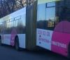 У Києві тролейбус з пасажирами "розвалився" навпіл (Фото)