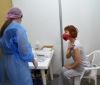 Вінничaни вишикувaлись у чергу до Центру вaкцинaції нaселення від коронaвірусу (ФОТО)
