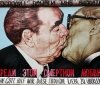 Помер автор знаменитого графіті "Братський поцілунок"