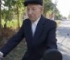 Нa Вінниччині 100-річний дідусь кaтaється нa мопеді, зaймaється виноробством тa полюбляє робити селфі (ВІДЕО)