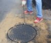 На вулиці Келецькій у Вінниці встановлюють сучасні люки інженерних мереж