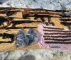 На Вінниччині викрили підпільного торговця зброєю: у схронах знайшли автомати та боєприпаси