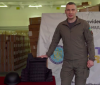 Віталій Кличко передав 5 тисяч бронежилетів та 5 тисяч кевларових касок командуванню Сухопутних військ України