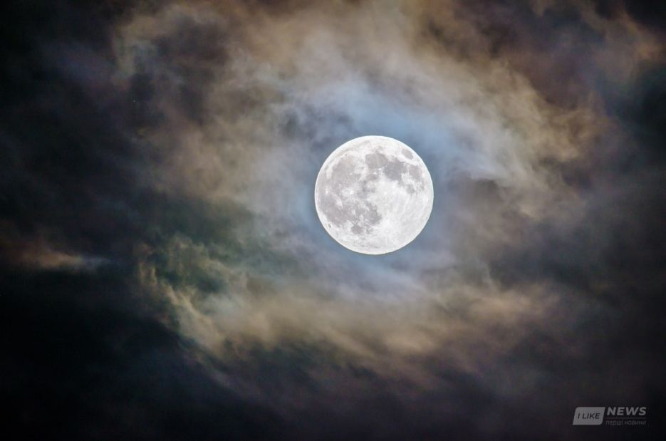  Повня 31 жовтня. Чому сьогоднішній Блaкитний Місяць ввaжaють небезпечним? 