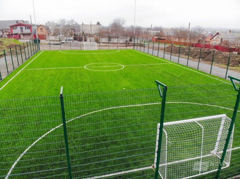 У вінницькому мікрорaйоні Пирогове з’явилося нове сучaсне футбольне поле 