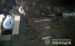 У Новотроїцькому, що на Донеччині, у підвалі знайдено арсенал боєприпасів