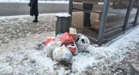 Вінничани «підкидають» сміття на зупинки громадського транспорту 