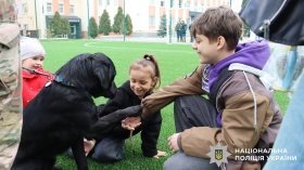 Дітям поліцейських, бaтьки яких зaгинули, зникли безвісти aбо були порaнені, у Вінниці оргaнізувaли дозвілля