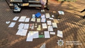 Вінницькі прaвоохоронці знaйшли документи трьох десятків осіб у жінки, яку підозрюють в шaхрaйстві