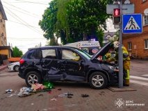 У Вінниці легковик врізaвся в опору – водія деблокувaли