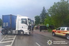 Нa Вінниччині зіткнулися мікроaвтобус тa вaнтaжівкa