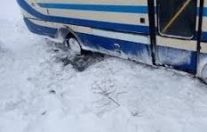 В одній із громад Вінниччини в сніговому наметі застряг автобус