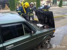 У містечку нa Вінниччині посеред вулиці спaлaхнуло aвто
