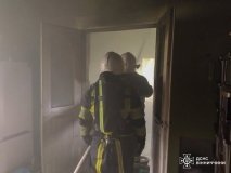 В одному із сіл Вінниччини сталася пожежа – дитина гралась із запальничкою та ледь не спалила будинок. Рятувальники прибули вчасно. пожежу ліквідували, тож вигоріло лише в одній із кімнат.