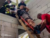 Вінницькі рятувальники зняли з висоти та доставили до карети швидкої травмованого чоловіка