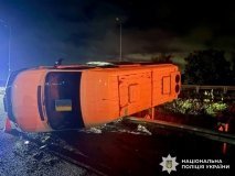 Неподалік Вінниці сталася аварія - мікроавтобус врізався у відбійник