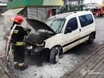 У Вінниці серед вулиці спалахнула автівка